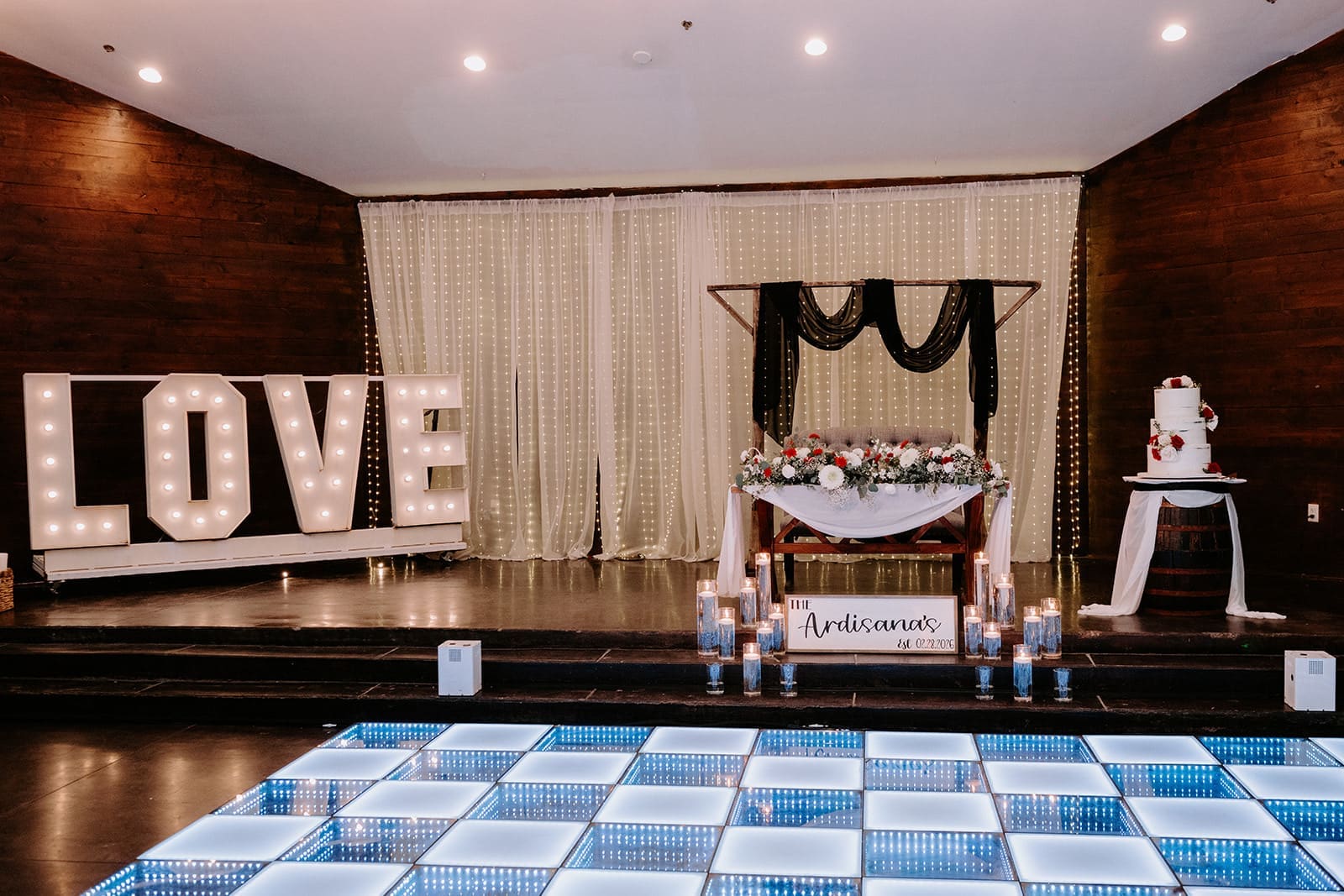 Sweetheart table at superstition manor